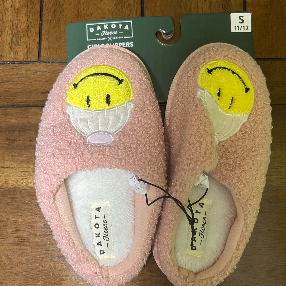 Dakota Fleece Kids Slippers with Smiley Face -‎ Pink